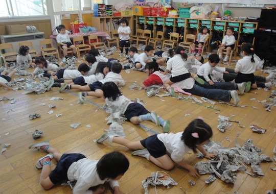 新聞紙の海だぞ　年少, 新聞紙遊び