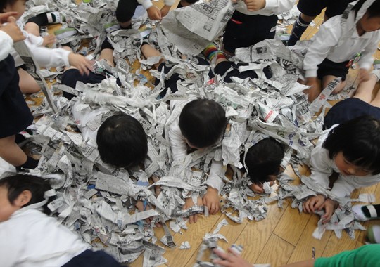年少, 新聞紙遊び